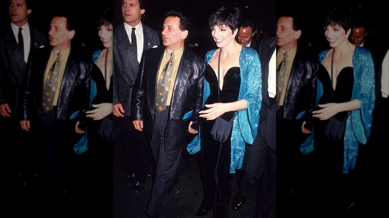 Liz Minnelli photographiée avec Joe Pesci portant un haut bleu scintillant sur une robe noire.