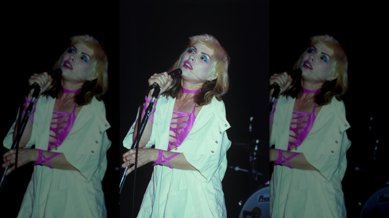 Debbie Harry de Blondie se produit sur scène à Los Angeles, Californie, en janvier 1977.