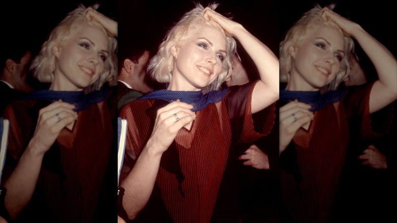 Debbie Harry assiste à une fête pour le 10e anniversaire du magazine « Interview » d'Andy Warhol à la discothèque et discothèque Studio 54 de Manhattan à New York, New York, le 7 juin 1979.