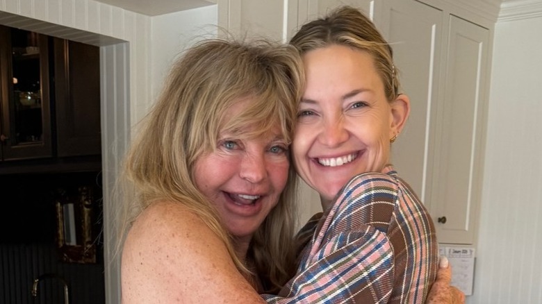 Goldie Hawn et Kate Hudson s'embrassent et sourient sur une photo franche.