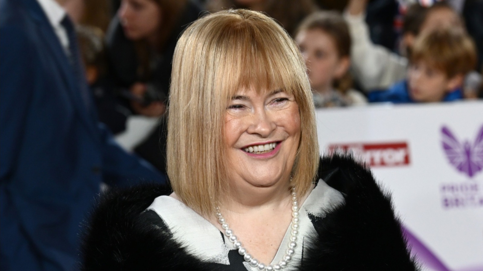 Le nouveau look de Susan Boyle fait tourner les têtes alors qu'elle prouve que les femmes plus âgées peuvent toujours se réinventer