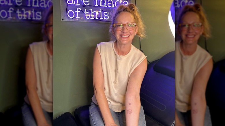 Judy Greer posant avec son nouveau tatouage de tourne-disque en juillet 2025