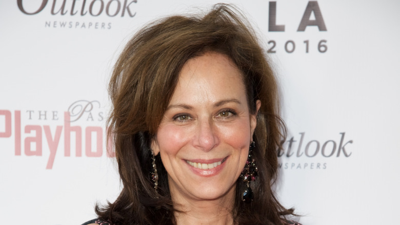 Jane Kaczmarek avec des cheveux bruns légèrement décolorés photographiée souriante au gala du Pasadena Playhouse en 2016
