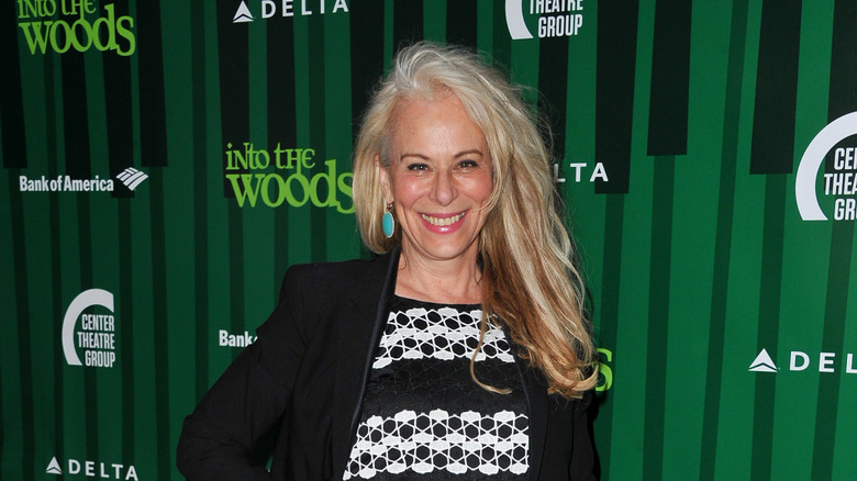 Jane Kaczmarek portant un blazer noir et une robe aux cheveux décolorés lors de la soirée d'ouverture de la production du Fiasco Theatre "Dans les bois" en 2017