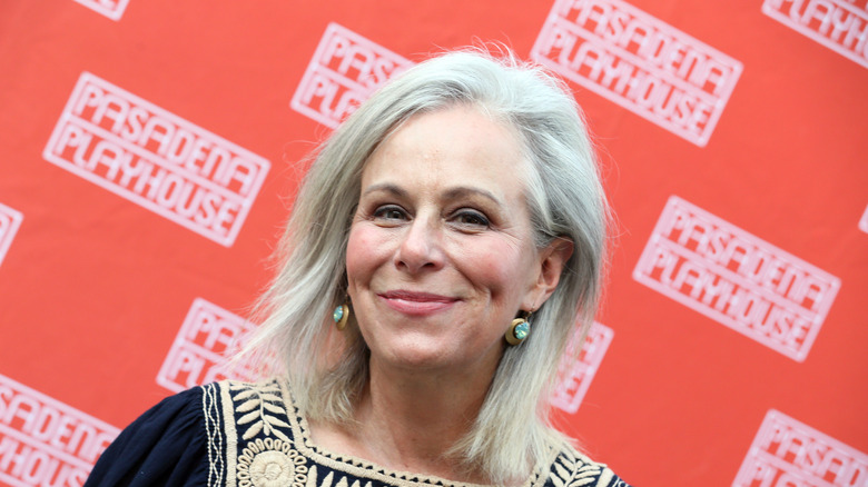 ﻿Jane Kaczmarek avec des cheveux gris mi-longs photographiée à la Padadena ﻿Playhouse Celebrity Game Night en 2019