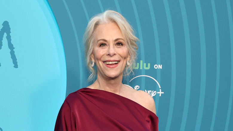 ﻿Jane Kaczmarek posant pour une photo avec ses cheveux gris coiffés au ﻿"Malcolm au milieu : la vie est toujours injuste" Première à New York en 2026