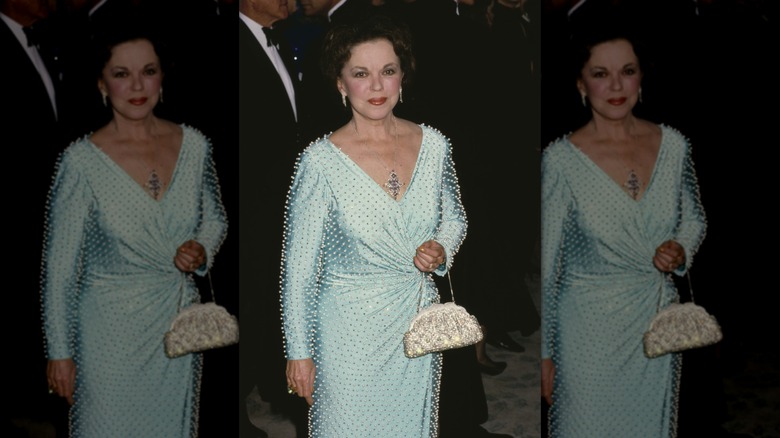 Shirley Temple portant une robe ornée en 1988