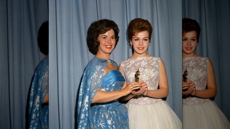 Shirley Temple remet un prix à Annette Funicello en 1961