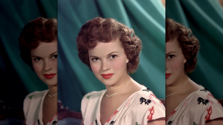 Shirley Temple posant avec des boucles en épingle en 1955
