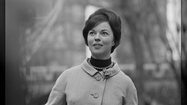 Shirley Temple portant une ruche en 1965