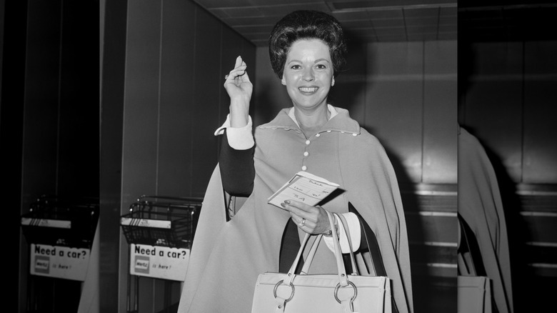 Shirley Temple avec les cheveux courts et une cape en 1972