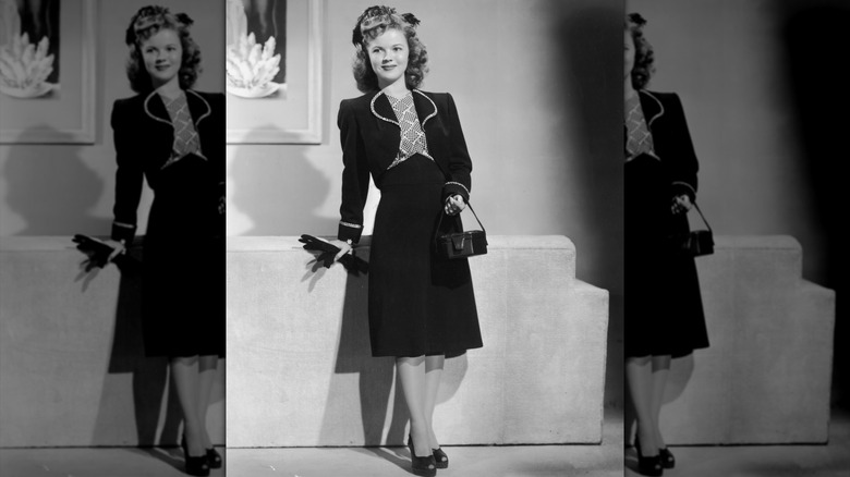Shirley Temple posant pour un portrait en 1947