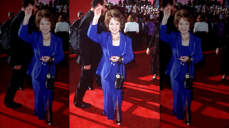 Shirley Temple portant un costume et un blazer cobalt en 1998
