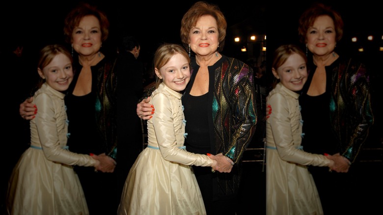 Shirley Temple posant avec Dakota Fanning en 2006