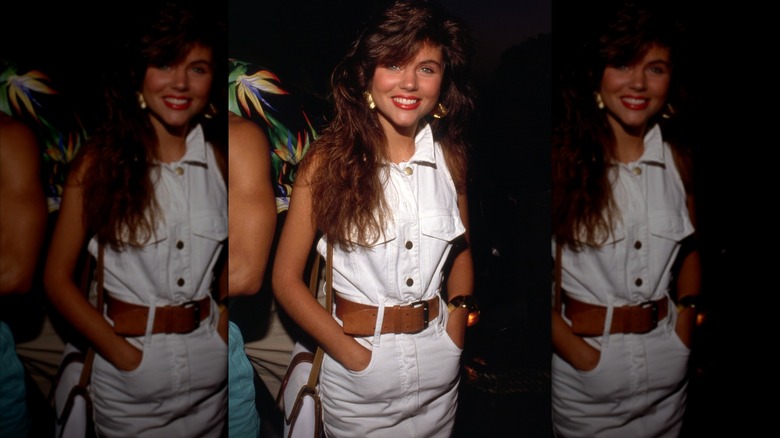 Tiffani Amber Thiessen dans une robe en jean blanc en juillet 1990