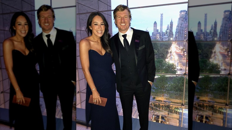 Joanna Gaines dans une robe bleu marine lors d'un événement posant avec son mari Chip Gaines.