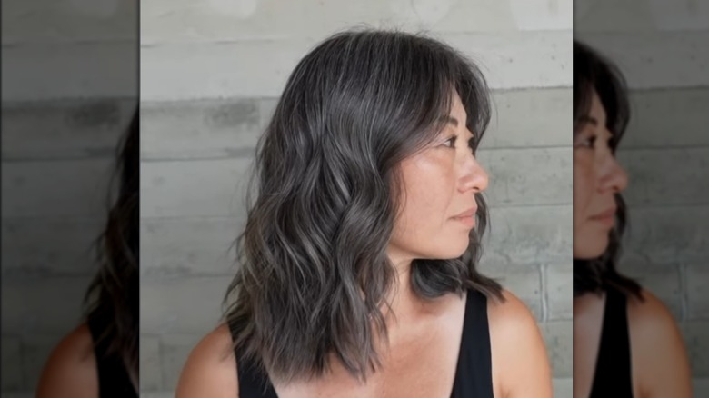 Femme avec un lob ondulé gris foncé