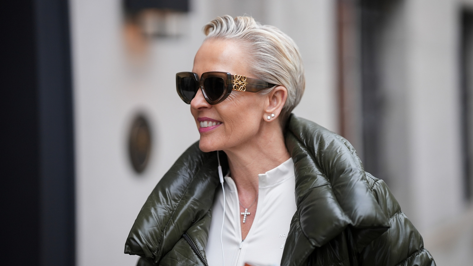 3 tendances de cheveux gris parfaites pour les femmes plus âgées en 2026