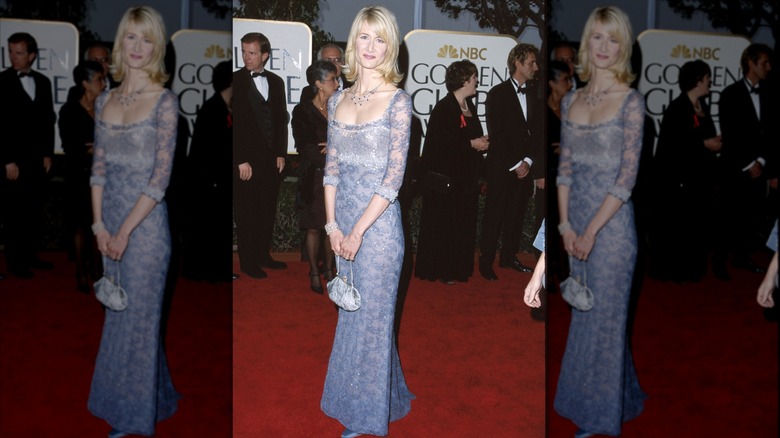 Laura Dern porte une robe bleu pâle aux Golden Globes 1999