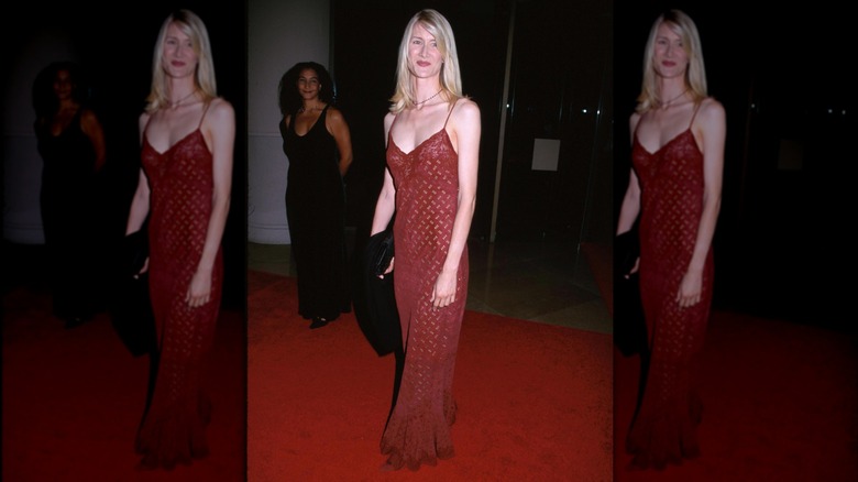 Laura Dern porte une robe rouge au bal annuel du Moving Picture en 1999.