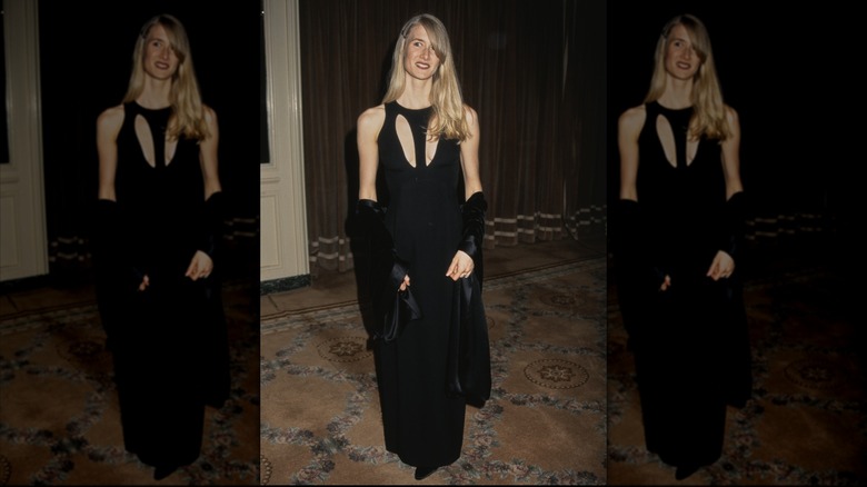Laura Dern porte une robe noire découpée et un châle en 1995