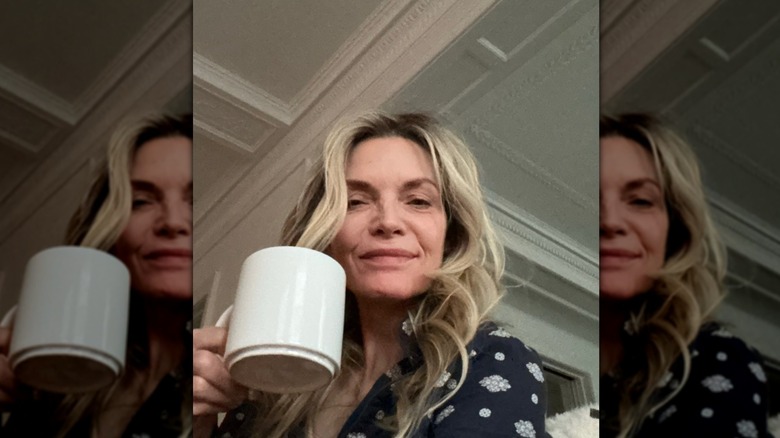Michelle Pfeiffer tient une tasse et ne porte pas de maquillage