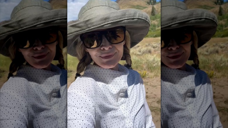 Michelle Pfeiffer porte un chapeau de soleil, des lunettes de soleil et ne se maquille pas à l'extérieur