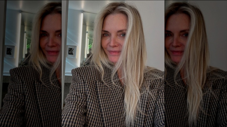 Michelle Pfeiffer porte un blazer en tweed et pas de maquillage