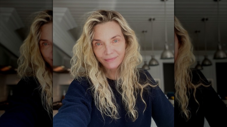 Michelle Pfeiffer portant un pull noir et sans maquillage