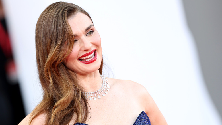 Rachel Weisz rit en portant un collier de diamants