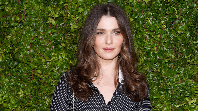 Rachel Weisz portant une chemise à pois