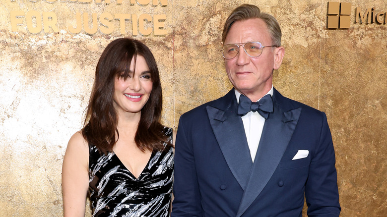 Rachel Weisz portant une robe imprimée posant avec son mari Daniel Craig