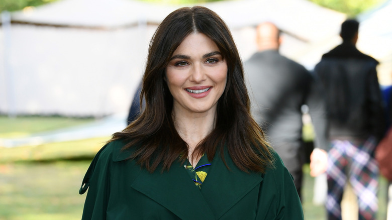 Rachel Weisz porte un manteau vert