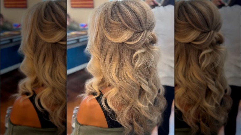 Femme avec un demi-chignon avec des vagues lâches
