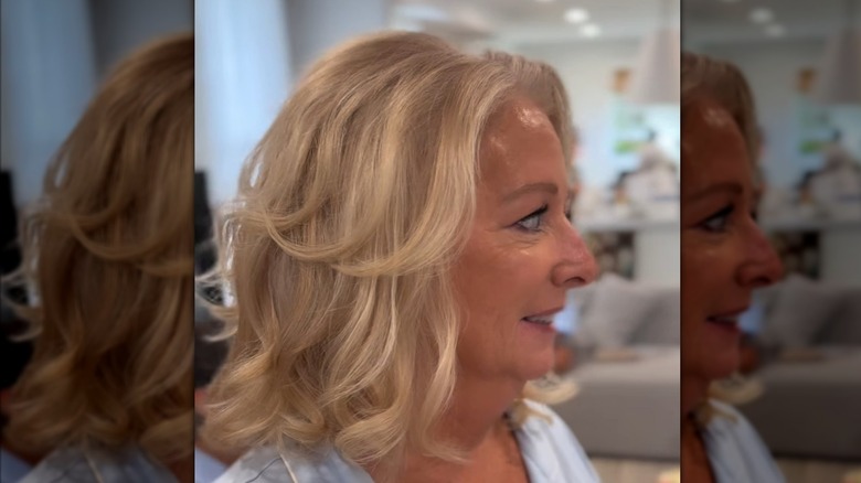 Femme avec un lob ondulé