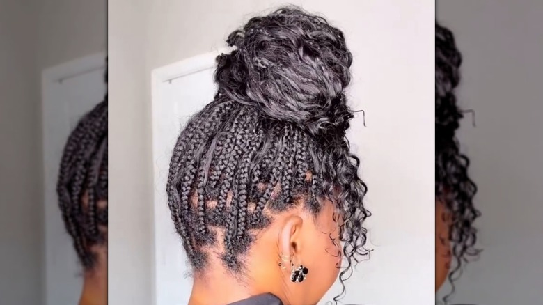 Femme avec chignon tressé