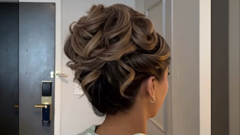 Femme avec un chignon haut