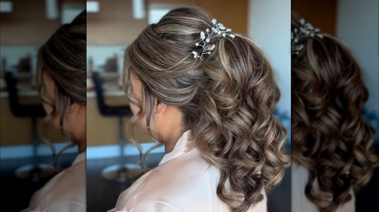 Femme aux boucles volumineuses