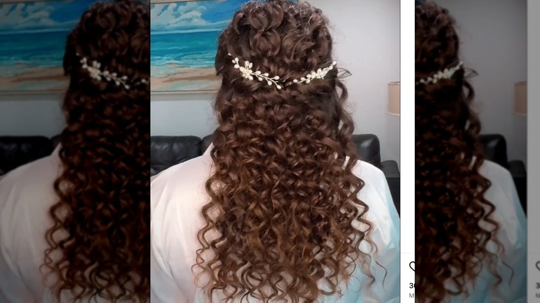 Femme aux cheveux bouclés