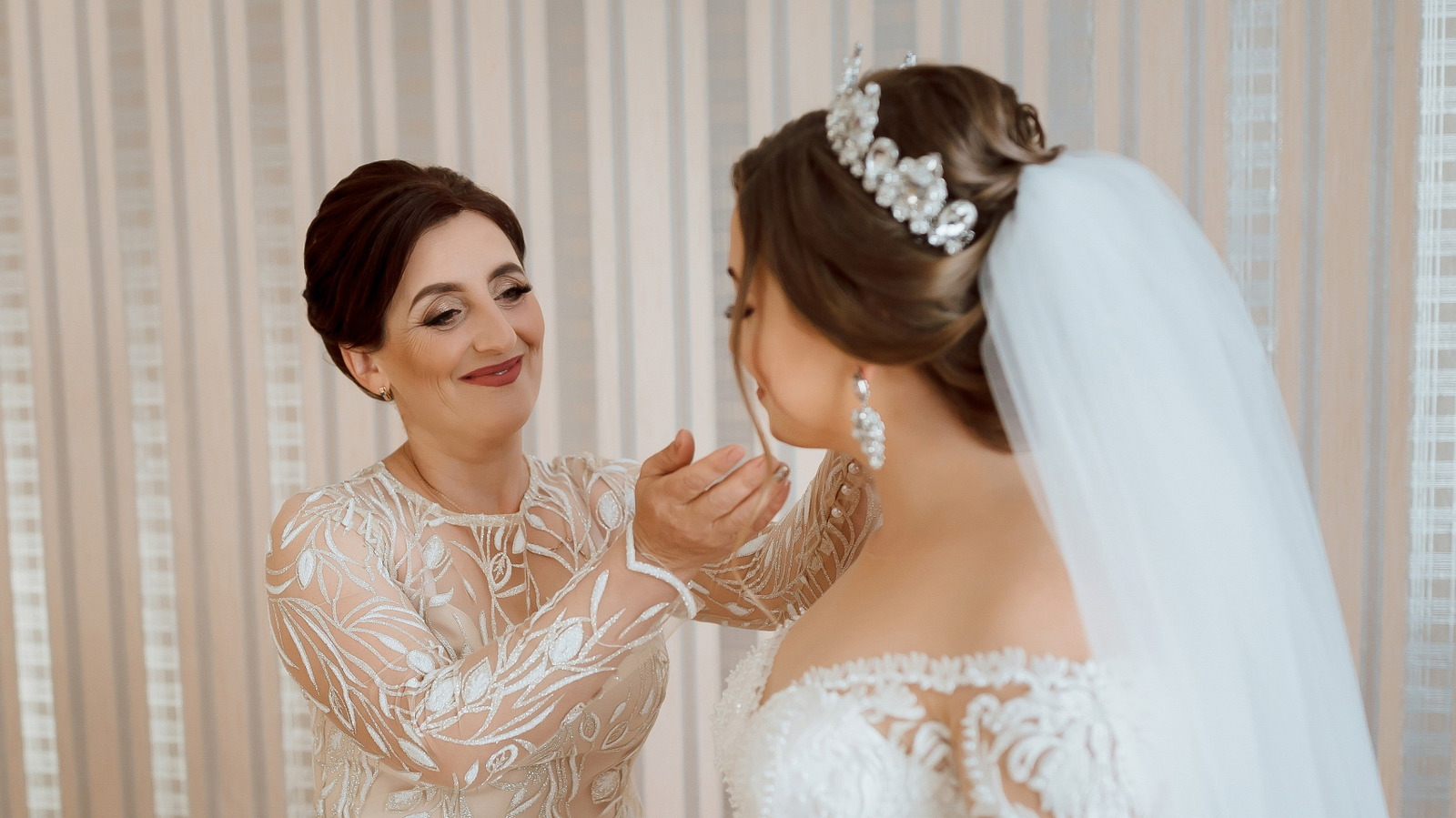 8 coiffures de mariage parfaites pour les mères de la mariée ou du marié