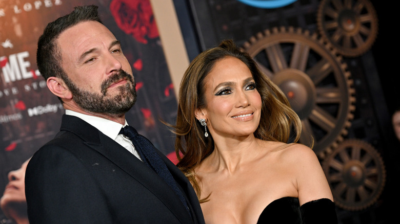 Image partagée de Jennifer Lopez posant dans une robe de mariée avec un décolleté plongeant à gauche et posant sur une balançoire dans une robe de mariée en dentelle à droite.