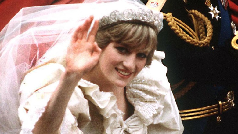 La princesse Diana salue la foule lors de son mariage.