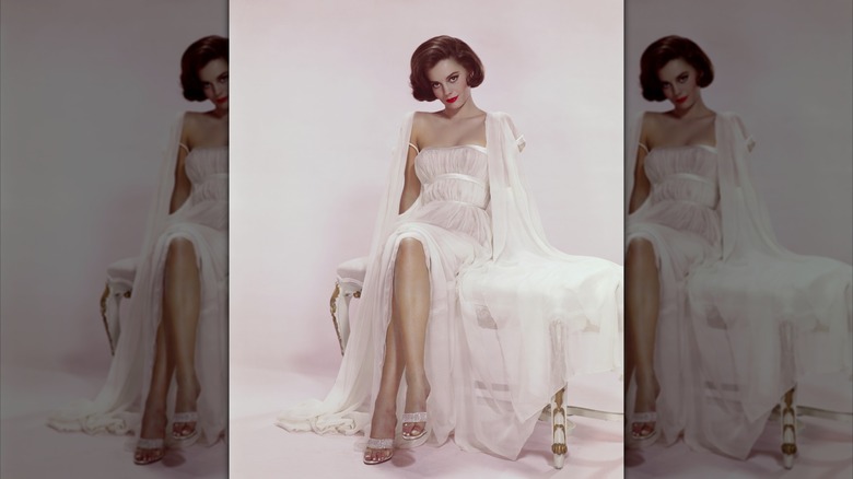 Natalie Wood pose dans une longue robe blanche.