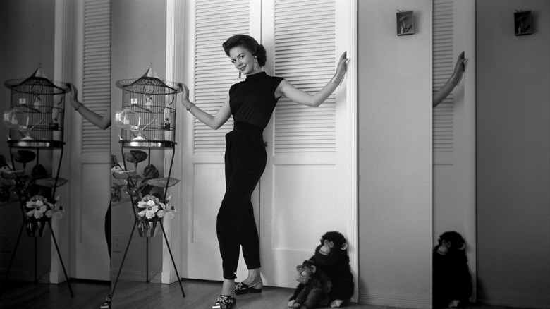 Natalie Wood pose pour un portrait en noir et blanc chez elle.
