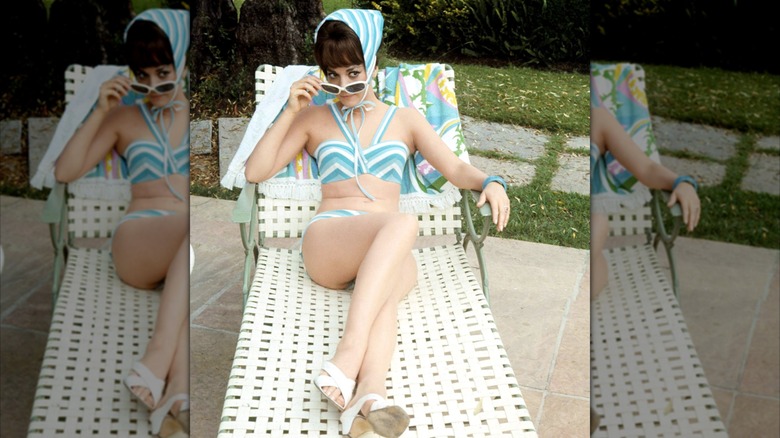 Natalie Wood se prélassant sur une chaise au bord de la piscine.