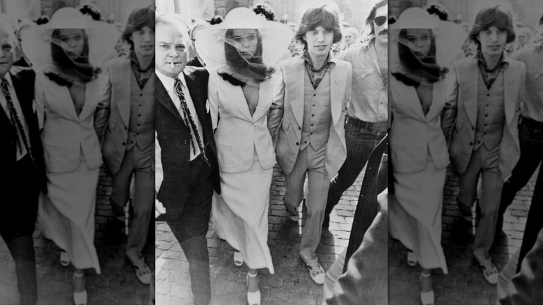 Mick Jagger et Bianca Jagger photographiés en noir et blanc le jour de leur mariage en 1971.