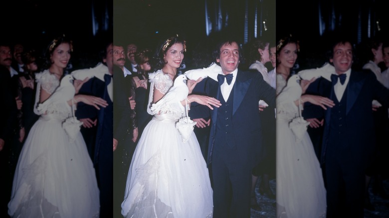 Bianca Jagger portant une robe de bal blanche ornée de colombes aux côtés de Steve Rubell au Studio 54.