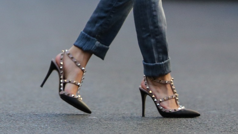 Une image en gros plan des talons Rockstud de Valentino.