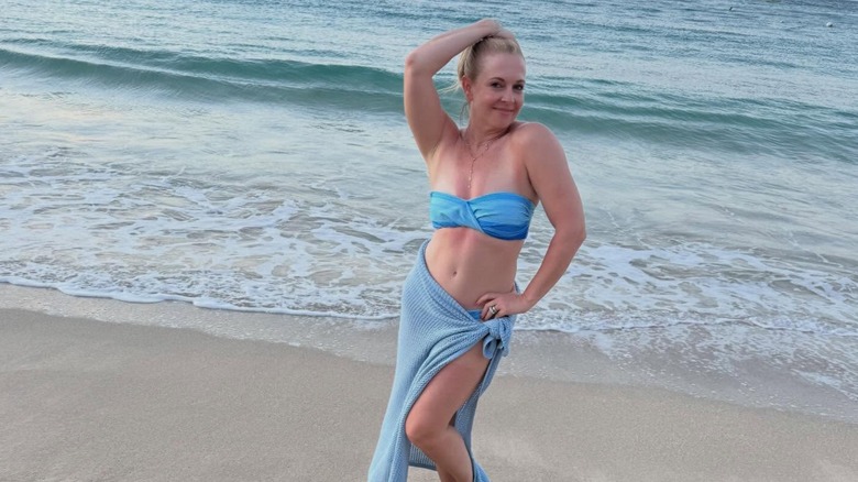 Melissa Joan Hart posant en bikini bleu sur la plage.