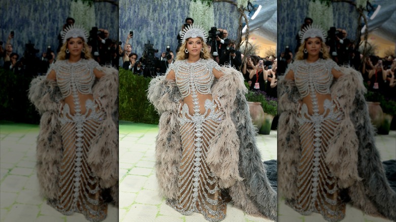 Beyoncé porte une robe et un casque Olivier Rousteing argentés au Met Gala 2026